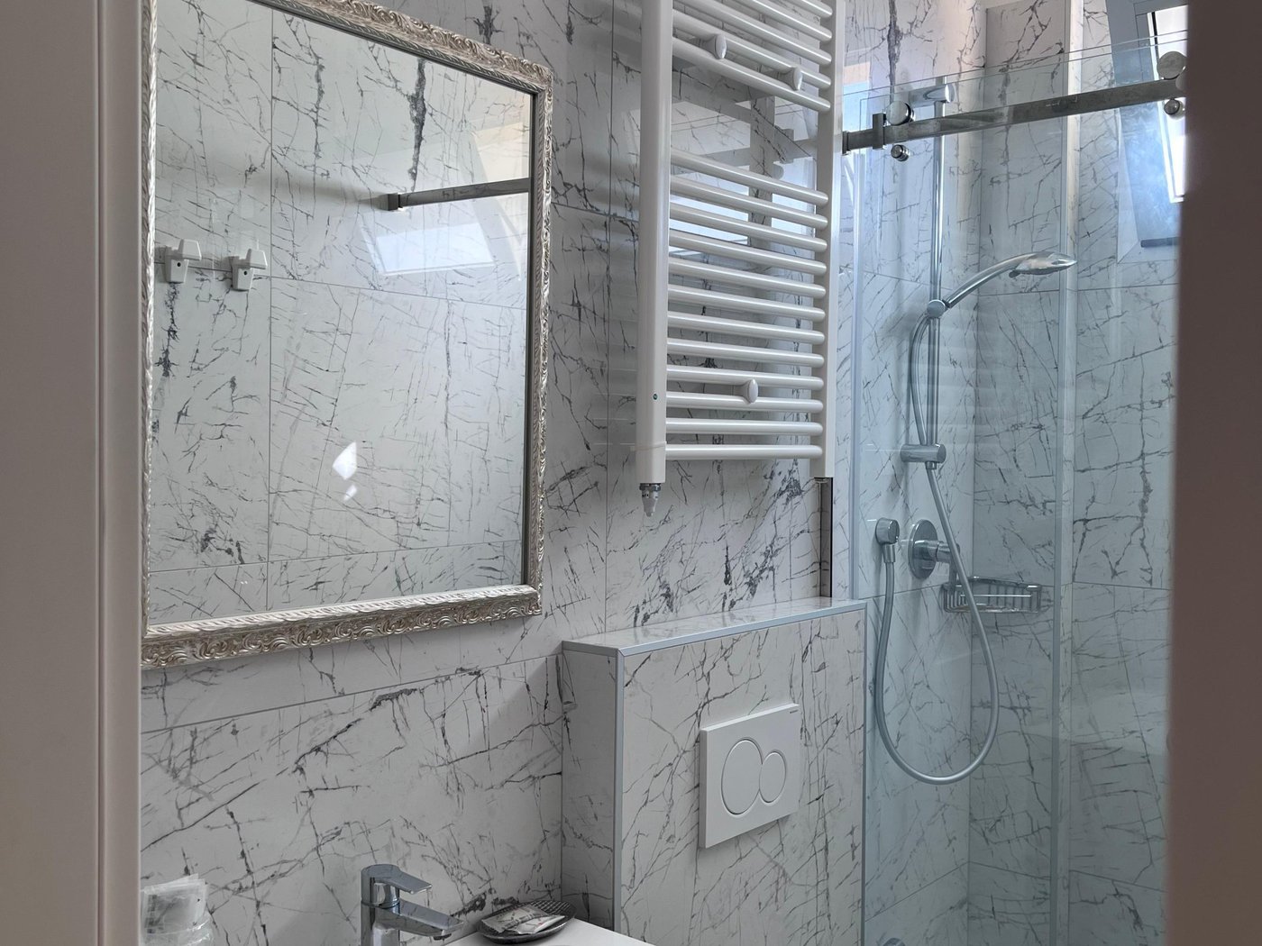 Il bagno privato di una camera