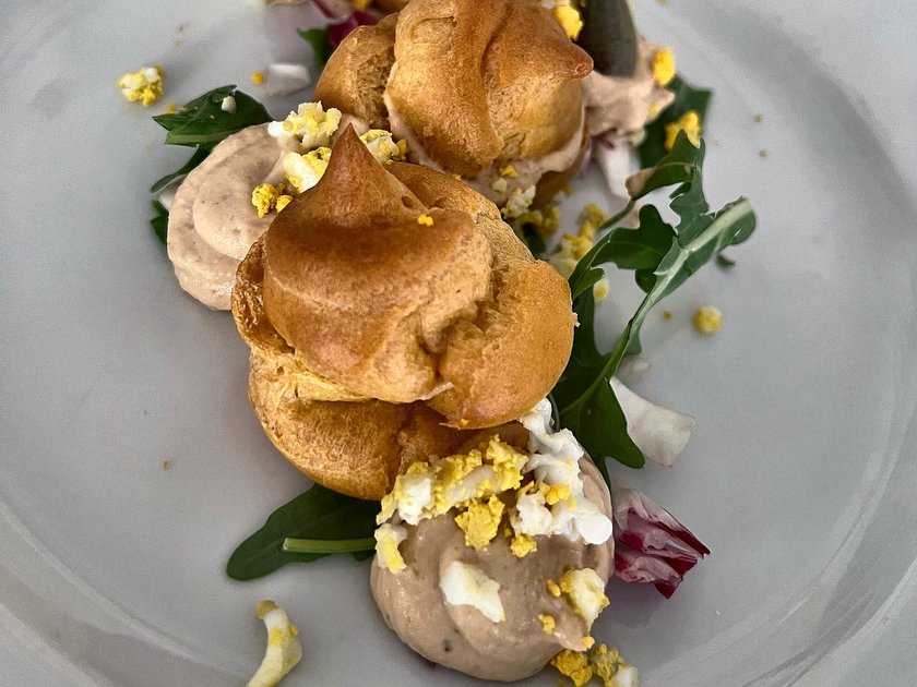 Bignè salati con la crema della casa, uovo sodo e rucola