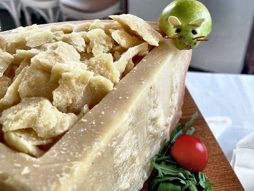 La forma di Parmigiano Reggiano aperta, con le scaglie