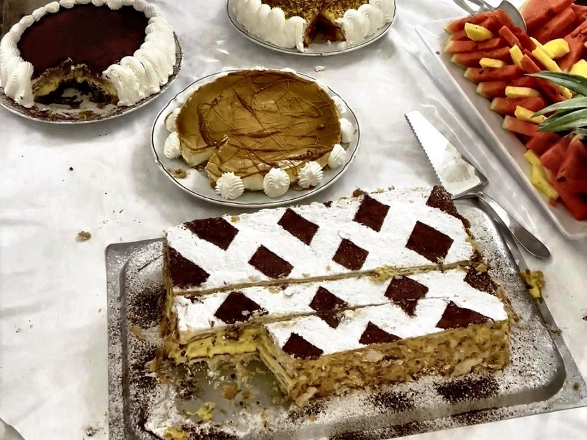 Il tavolo dei dolci con le torte fatte in casa e la frutta
