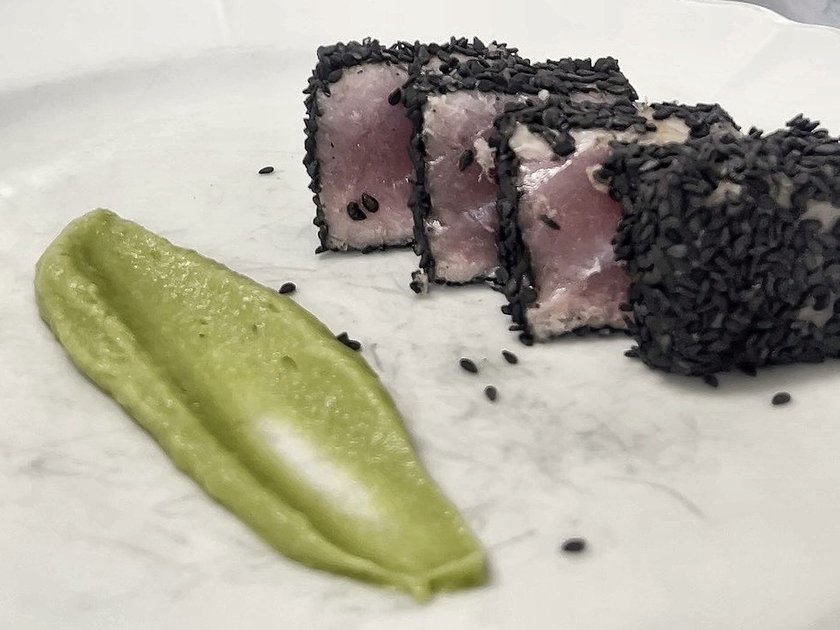 Tonno in crosta di sesamo nero con la crema di verdura